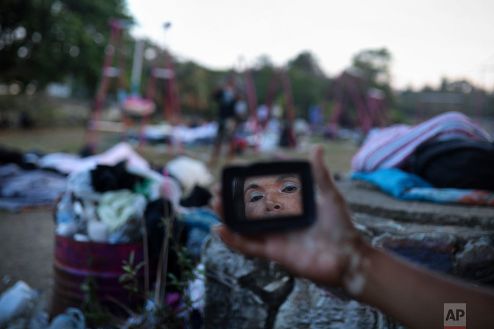 Đoàn di cư nghìn người chầu chực bên bờ giấc mơ Mỹ